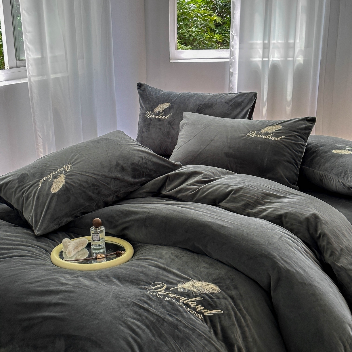 91家纺网 家纺一手货源 找家纺 爱彼家纺 2026新款羽毛水晶绒四件套-系列四 羽毛-深灰