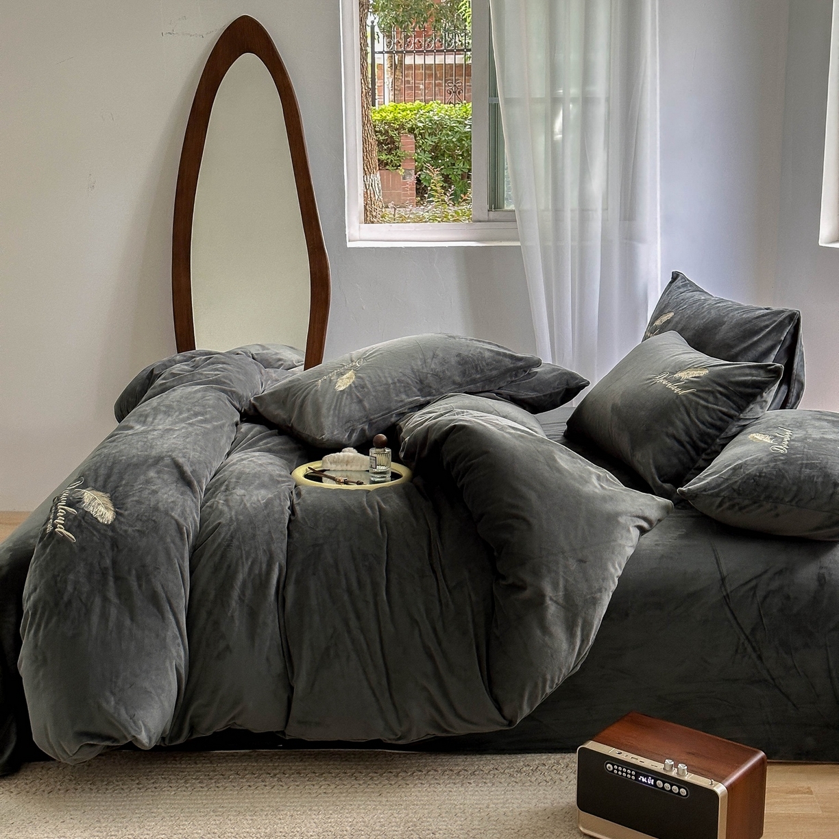 91家纺网 家纺一手货源 找家纺 爱彼家纺 2026新款羽毛水晶绒四件套-系列四 羽毛-深灰