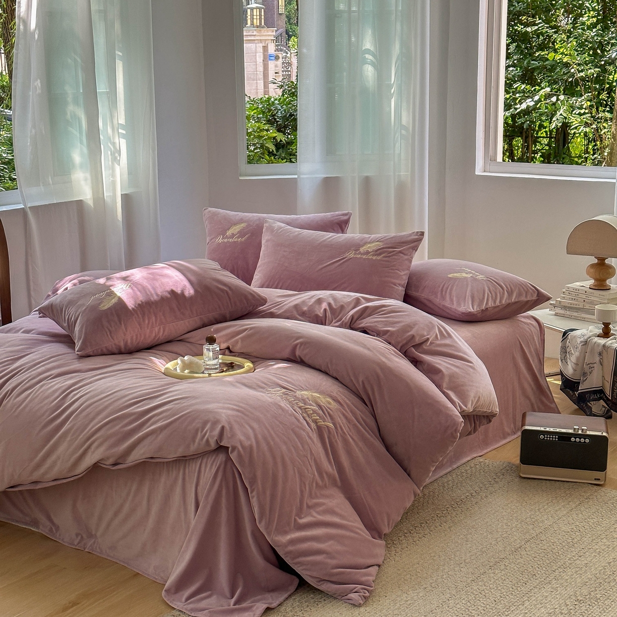 91家纺网 家纺一手货源 找家纺 爱彼家纺 2026新款羽毛水晶绒四件套-系列四 羽毛-浅紫