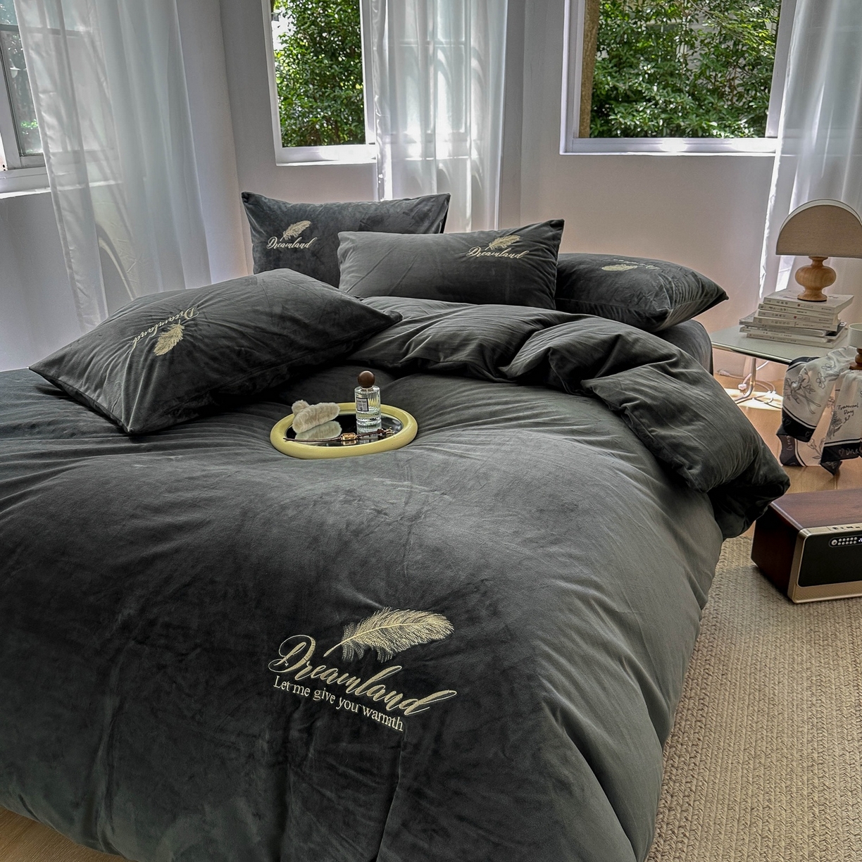 91家纺网 家纺一手货源 找家纺 爱彼家纺 2026新款羽毛水晶绒四件套-系列四 羽毛-深灰