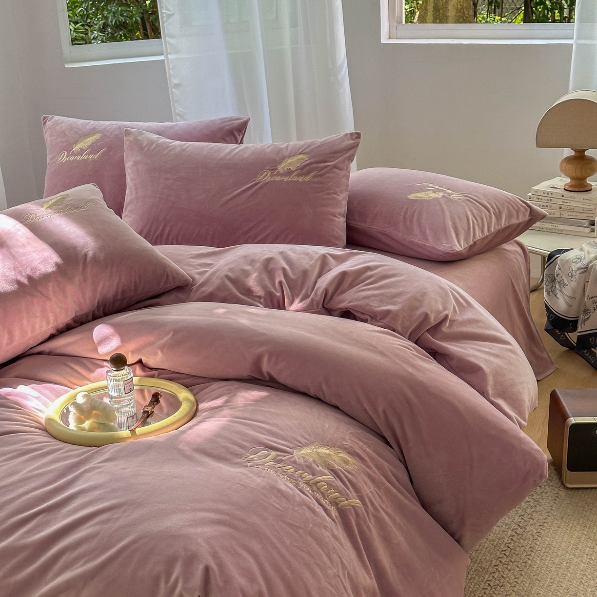 91家纺网 家纺一手货源 找家纺 爱彼家纺 2026新款羽毛水晶绒四件套-系列四 羽毛-浅紫