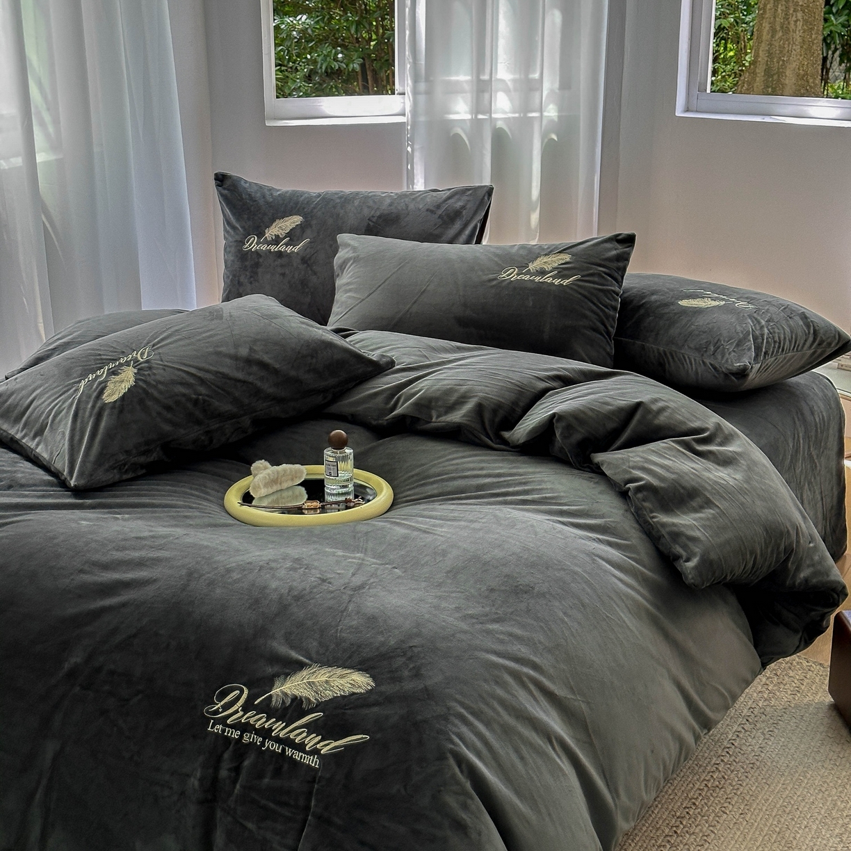 91家纺网 家纺一手货源 找家纺 爱彼家纺 2026新款羽毛水晶绒四件套-系列四 羽毛-深灰