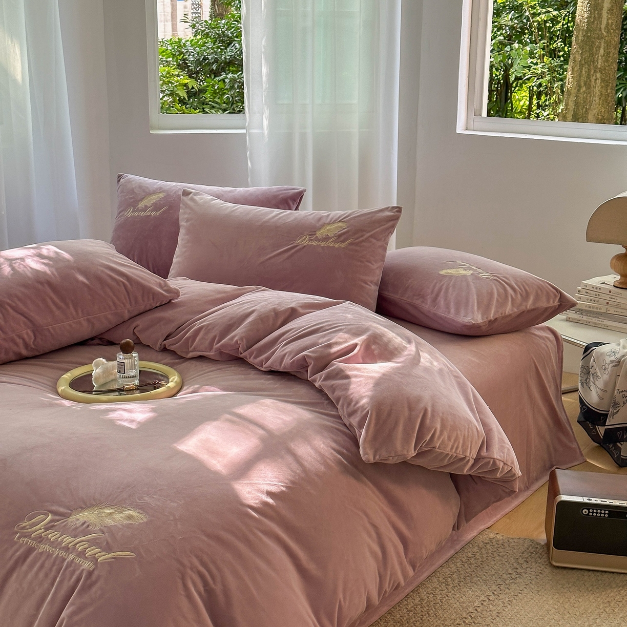 91家纺网 家纺一手货源 找家纺 爱彼家纺 2026新款羽毛水晶绒四件套-系列四 羽毛-浅紫