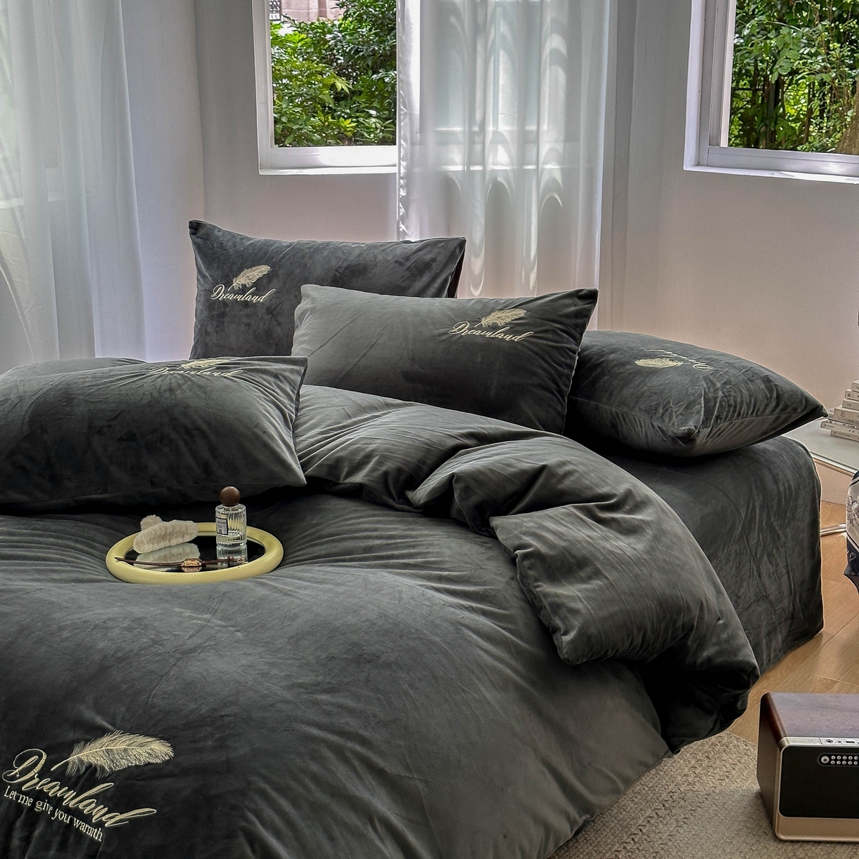 91家纺网 家纺一手货源 找家纺 爱彼家纺 2026新款羽毛水晶绒四件套-系列四 羽毛-深灰