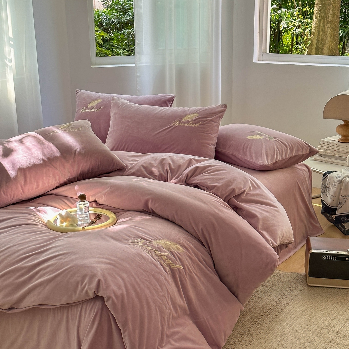 91家纺网 家纺一手货源 找家纺 爱彼家纺 2026新款羽毛水晶绒四件套-系列四 羽毛-浅紫