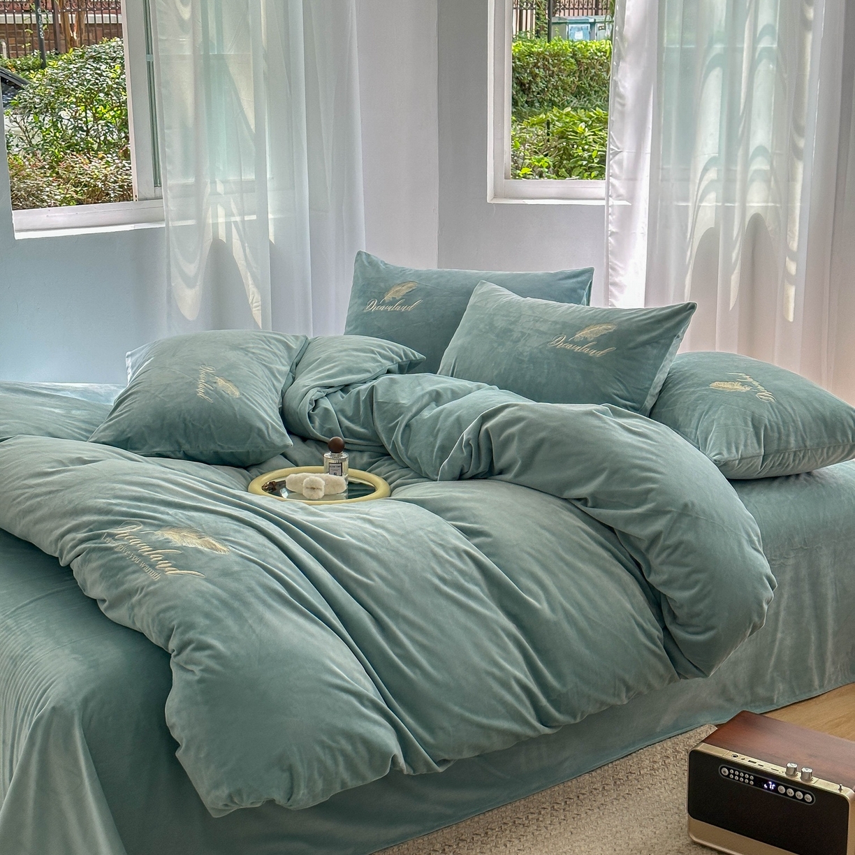 91家纺网 家纺一手货源 找家纺 爱彼家纺 2026新款羽毛水晶绒四件套-系列四 羽毛-浅蓝