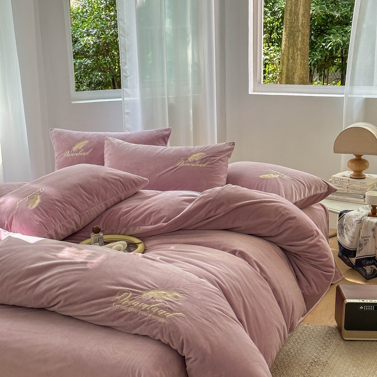 91家纺网 家纺一手货源 找家纺 爱彼家纺 2026新款羽毛水晶绒四件套-系列四 羽毛-浅紫