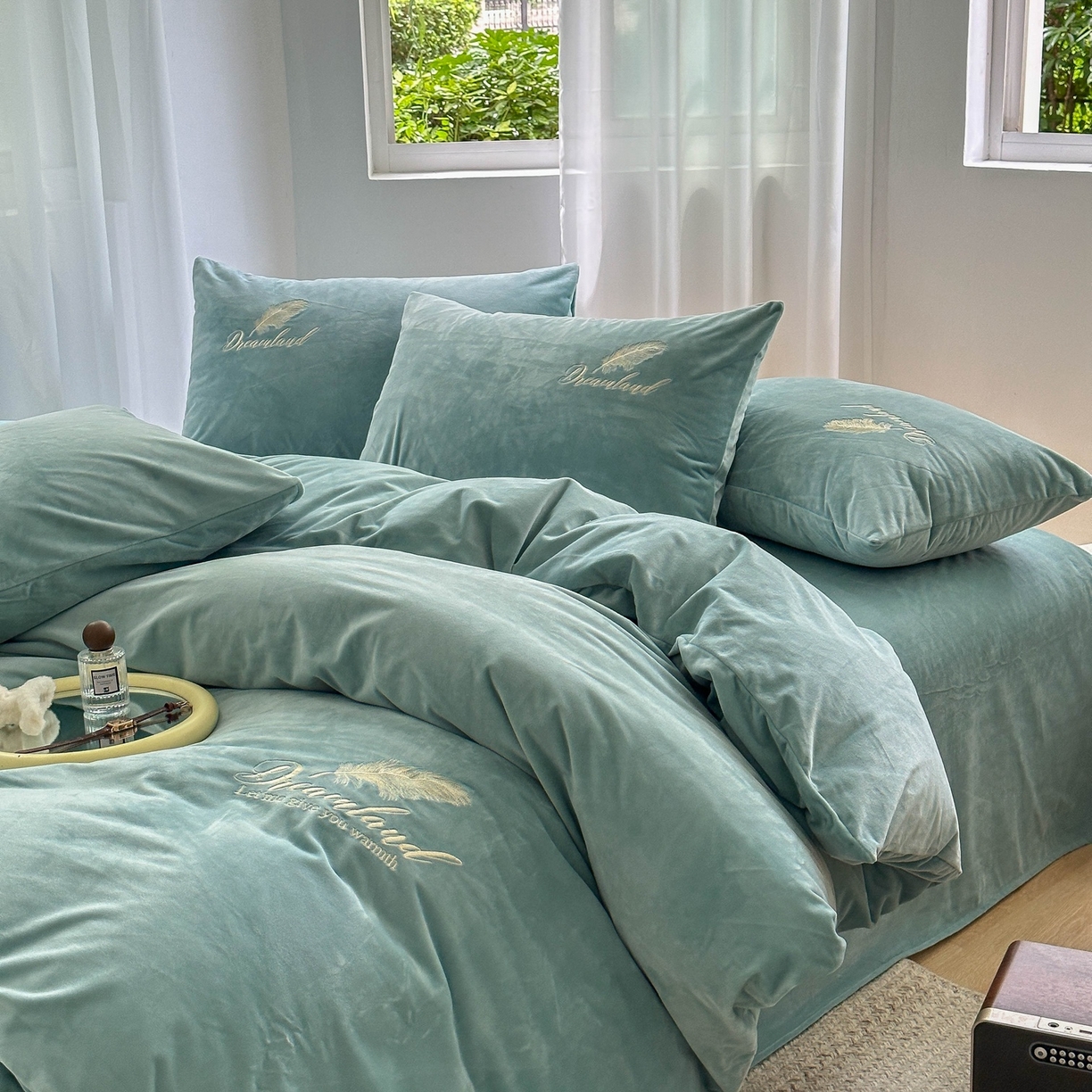 91家纺网 家纺一手货源 找家纺 爱彼家纺 2026新款羽毛水晶绒四件套-系列四 羽毛-浅蓝