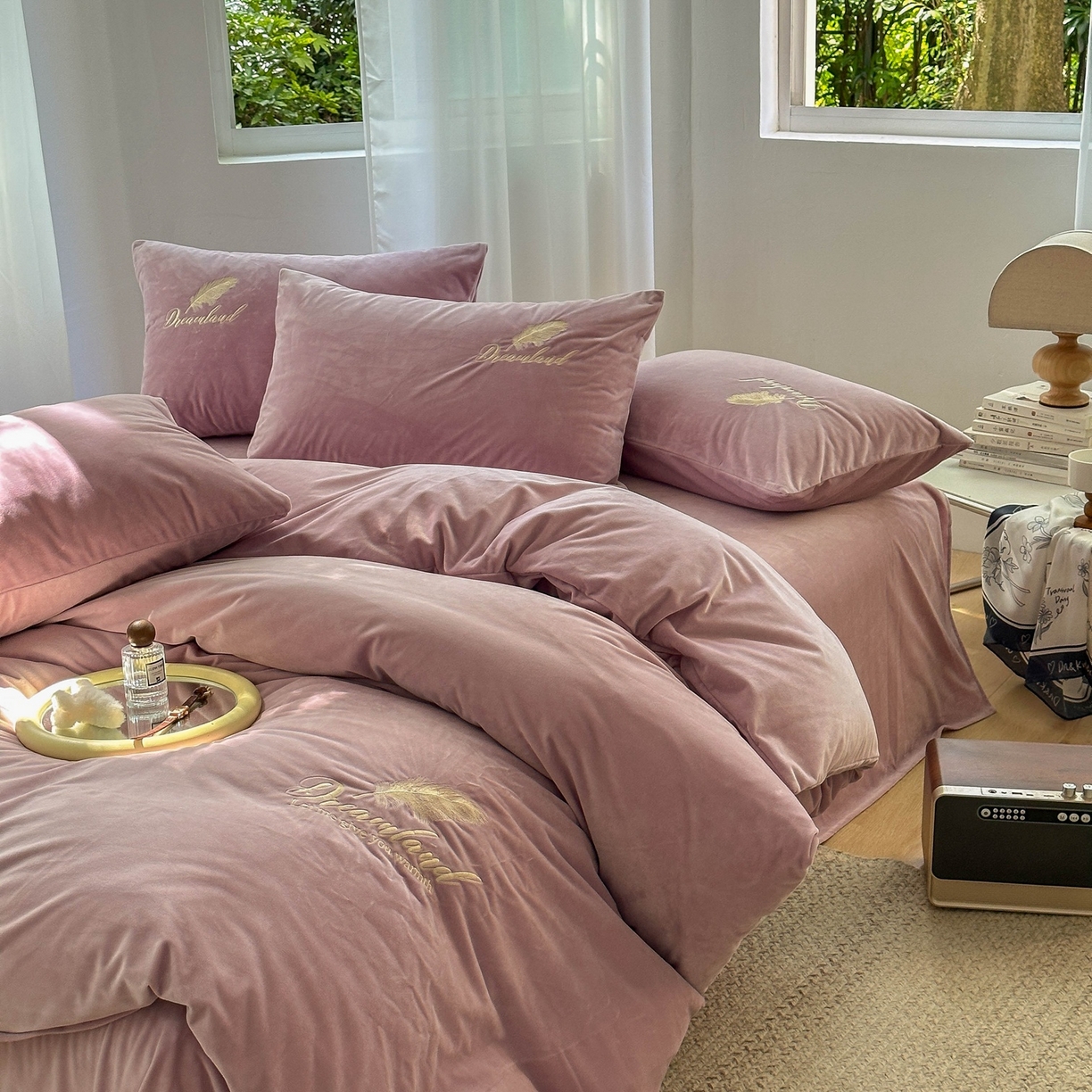 91家纺网 家纺一手货源 找家纺 爱彼家纺 2026新款羽毛水晶绒四件套-系列四 羽毛-浅紫