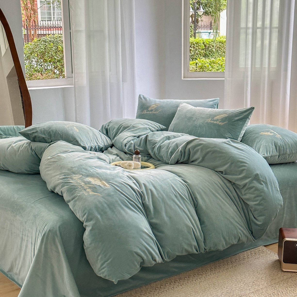 91家纺网 家纺一手货源 找家纺 爱彼家纺 2026新款羽毛水晶绒四件套-系列四 羽毛-浅蓝