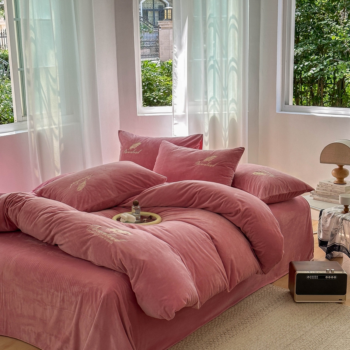 91家纺网 家纺一手货源 找家纺 爱彼家纺 2026新款羽毛水晶绒四件套-系列四 羽毛-浅豆沙