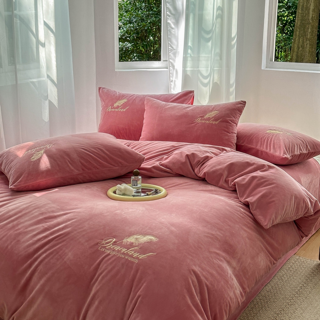 91家纺网 家纺一手货源 找家纺 爱彼家纺 2026新款羽毛水晶绒四件套-系列四 羽毛-浅豆沙