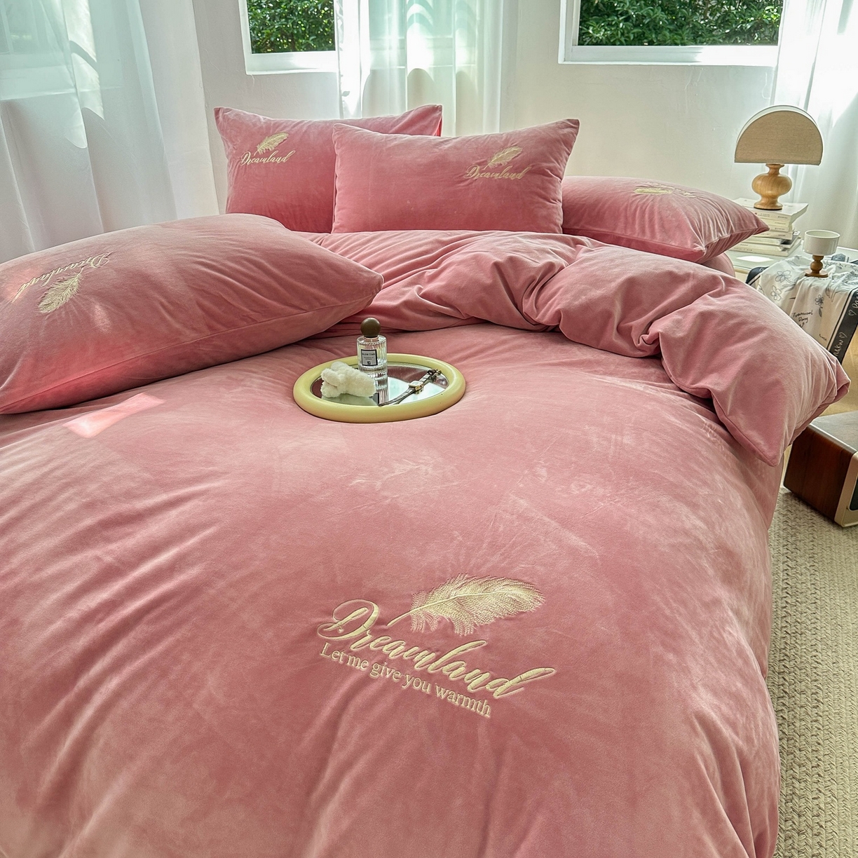 91家纺网 家纺一手货源 找家纺 爱彼家纺 2026新款羽毛水晶绒四件套-系列四 羽毛-浅豆沙