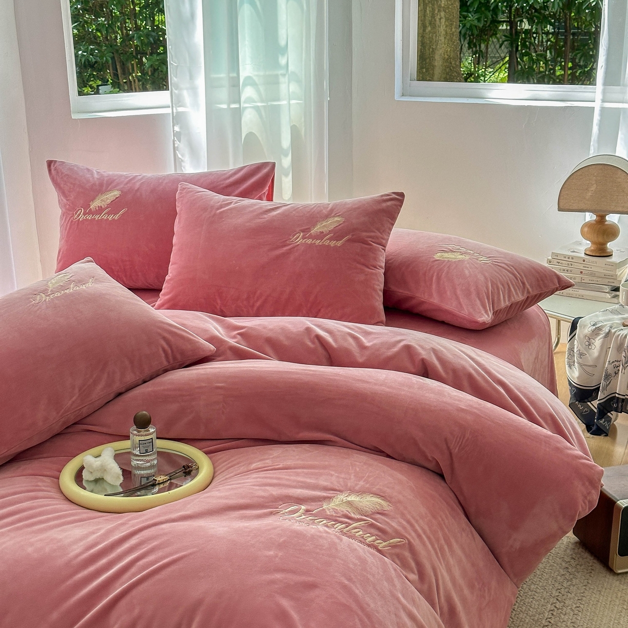 91家纺网 家纺一手货源 找家纺 爱彼家纺 2026新款羽毛水晶绒四件套-系列四 羽毛-浅豆沙