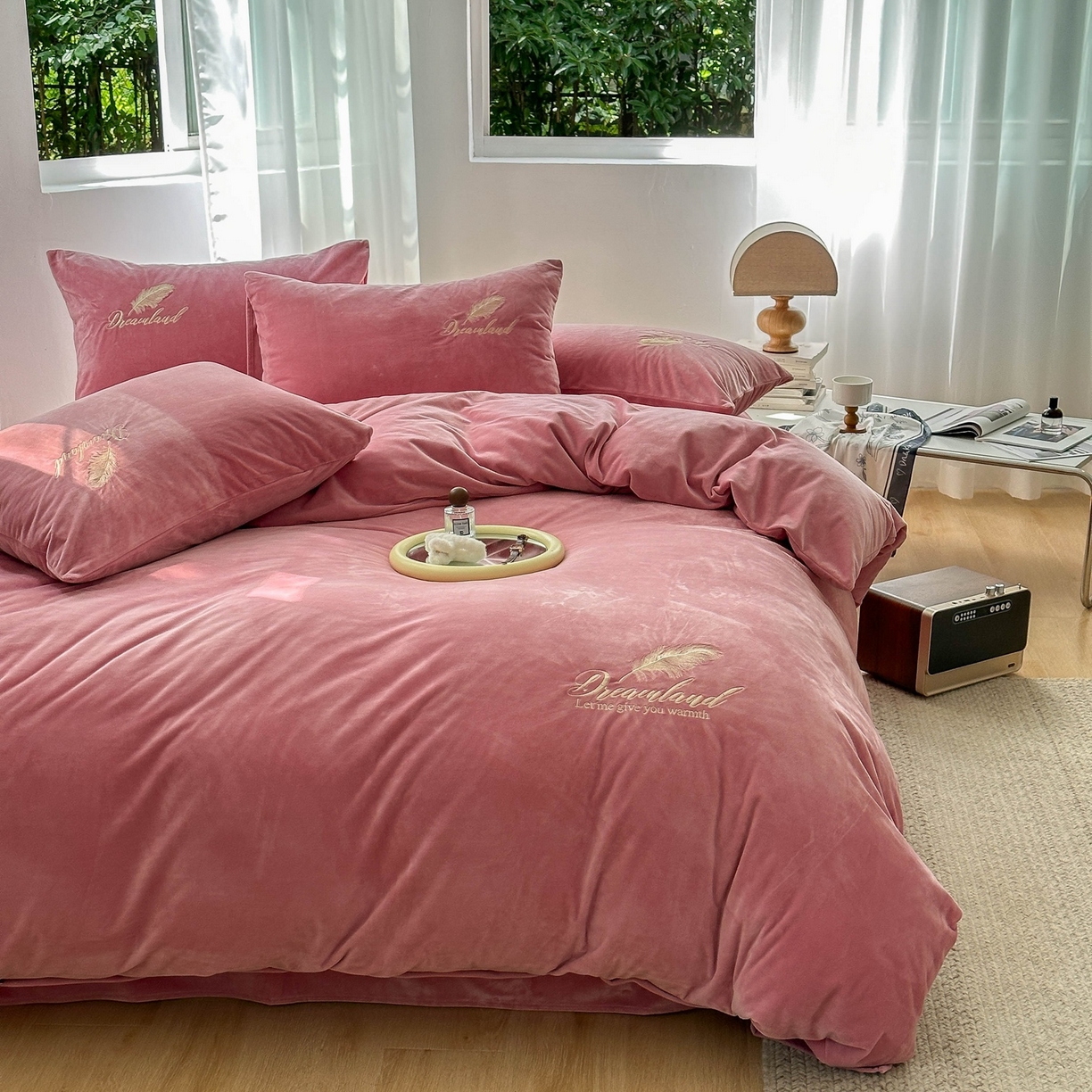 91家纺网 家纺一手货源 找家纺 爱彼家纺 2026新款羽毛水晶绒四件套-系列四 羽毛-浅豆沙