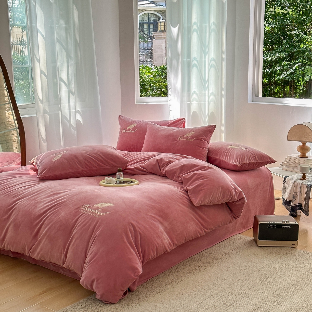 91家纺网 家纺一手货源 找家纺 爱彼家纺 2026新款羽毛水晶绒四件套-系列四 羽毛-浅豆沙