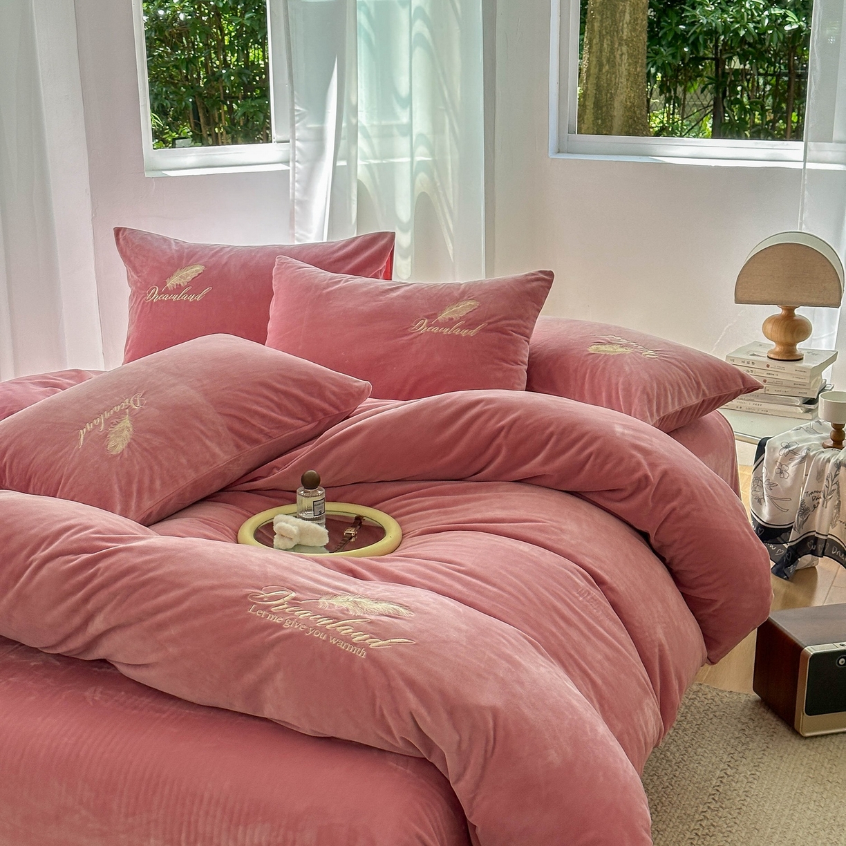 91家纺网 家纺一手货源 找家纺 爱彼家纺 2026新款羽毛水晶绒四件套-系列四 羽毛-浅豆沙