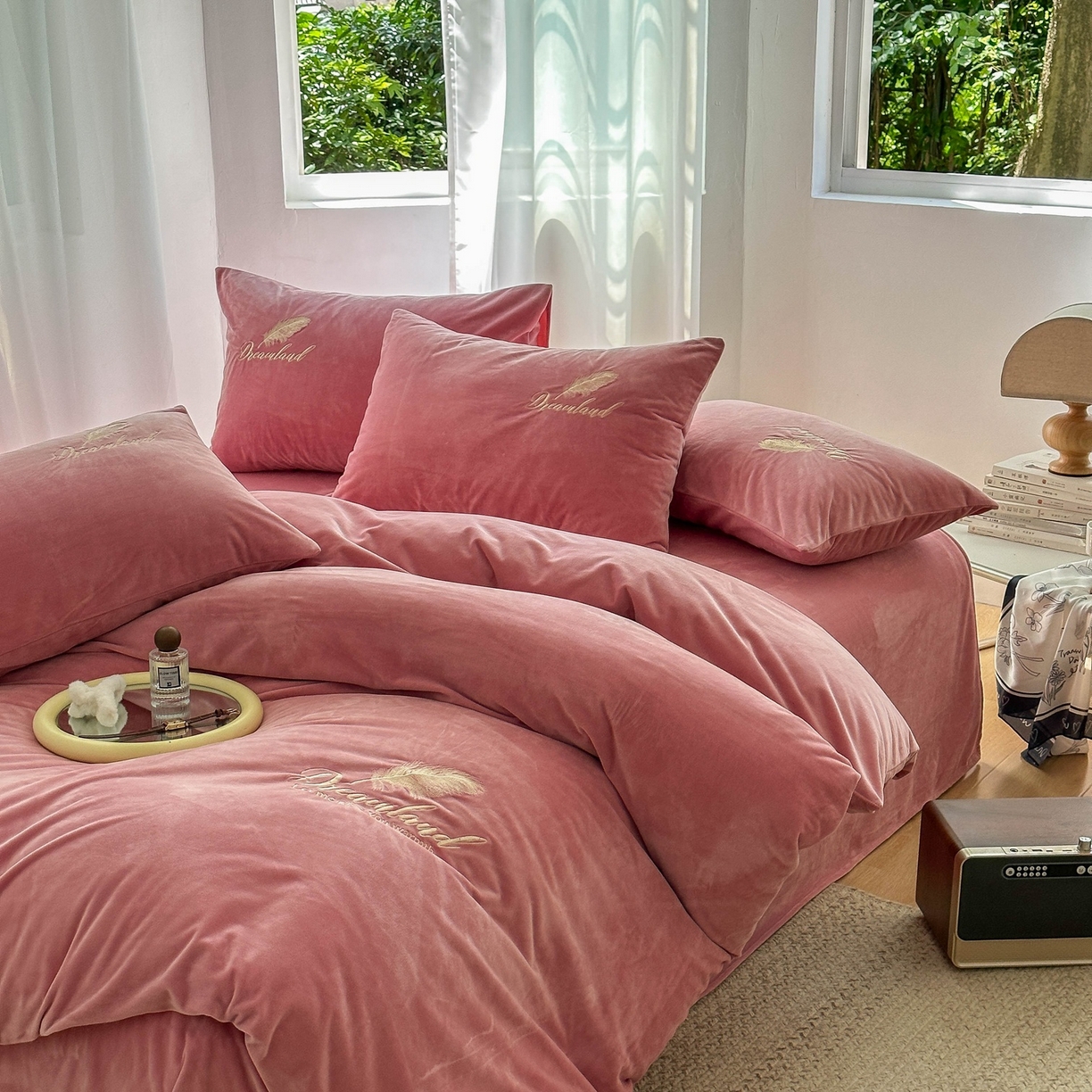 91家纺网 家纺一手货源 找家纺 爱彼家纺 2026新款羽毛水晶绒四件套-系列四 羽毛-浅豆沙