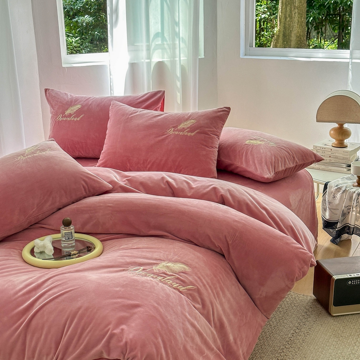 91家纺网 家纺一手货源 找家纺 爱彼家纺 2026新款羽毛水晶绒四件套-系列四 羽毛-浅豆沙