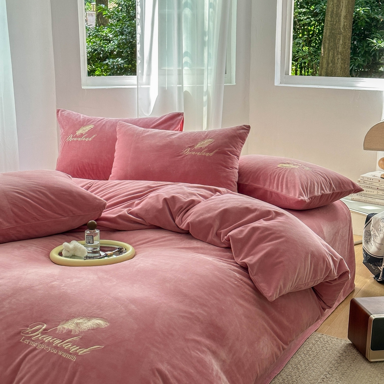 91家纺网 家纺一手货源 找家纺 爱彼家纺 2026新款羽毛水晶绒四件套-系列四 羽毛-浅豆沙