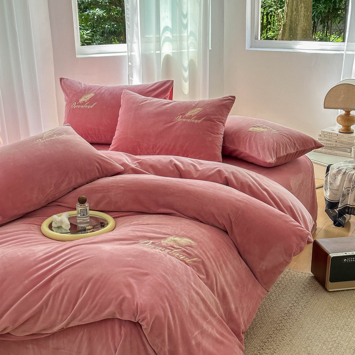 91家纺网 家纺一手货源 找家纺 爱彼家纺 2026新款羽毛水晶绒四件套-系列四 羽毛-浅豆沙