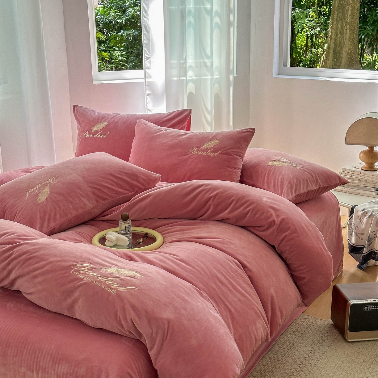 91家纺网 家纺一手货源 找家纺 爱彼家纺 2026新款羽毛水晶绒四件套-系列四 羽毛-浅豆沙