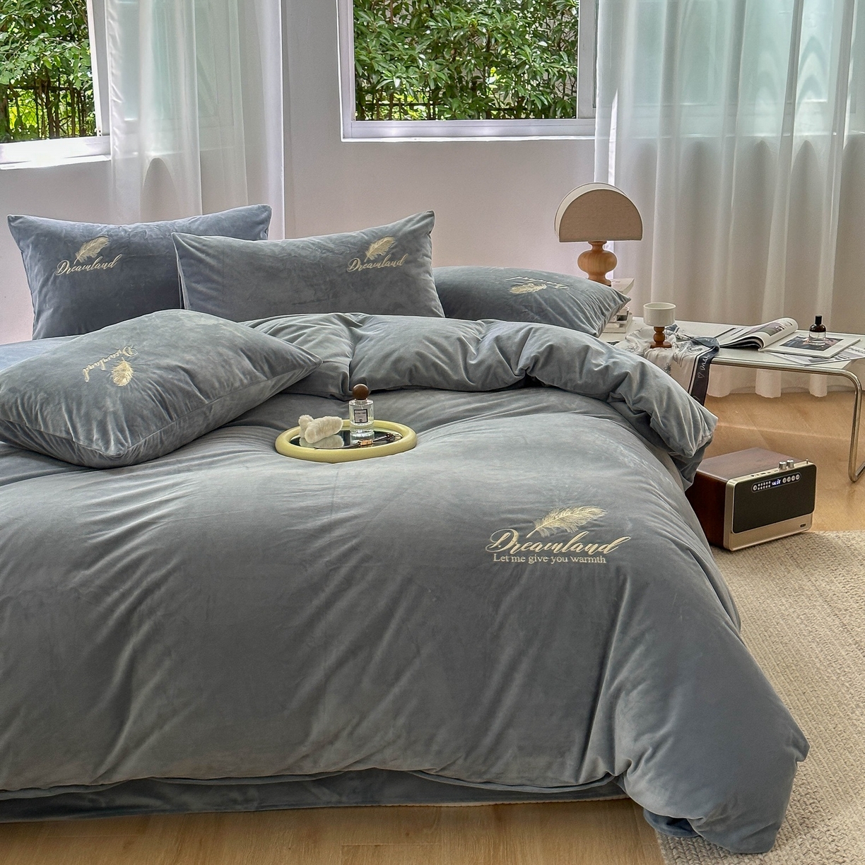 91家纺网 家纺一手货源 找家纺 爱彼家纺 2026新款羽毛水晶绒四件套-系列四 羽毛-浅灰