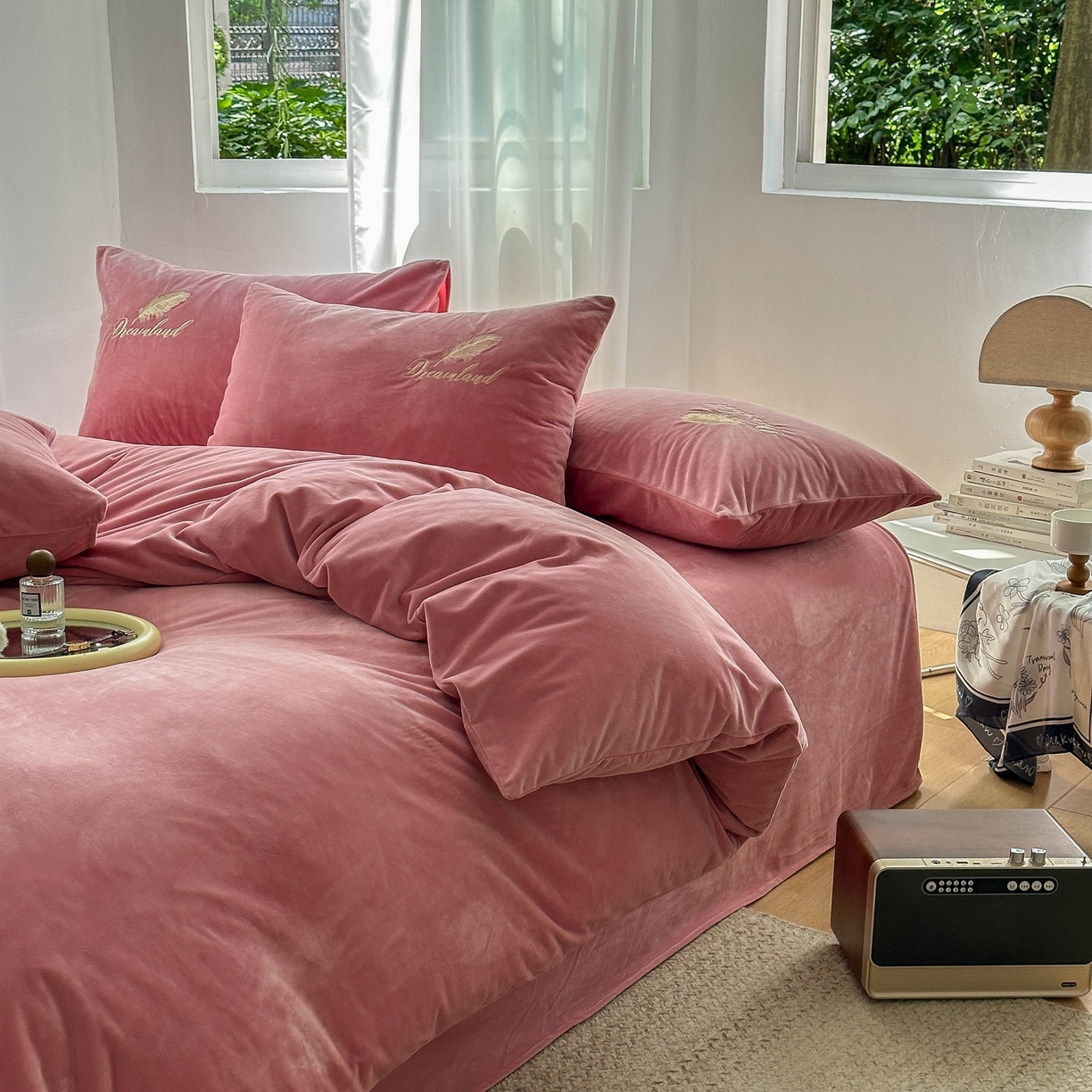 91家纺网 家纺一手货源 找家纺 爱彼家纺 2026新款羽毛水晶绒四件套-系列四 羽毛-浅豆沙