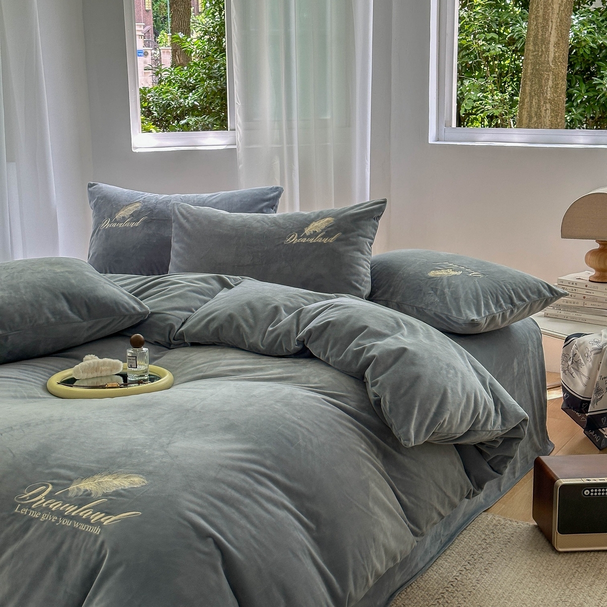 91家纺网 家纺一手货源 找家纺 爱彼家纺 2026新款羽毛水晶绒四件套-系列四 羽毛-浅灰