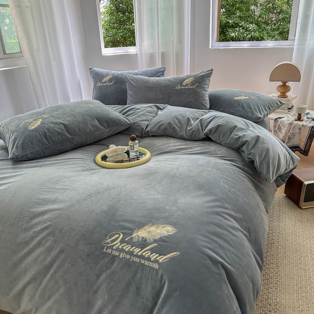 91家纺网 家纺一手货源 找家纺 爱彼家纺 2026新款羽毛水晶绒四件套-系列四 羽毛-浅灰