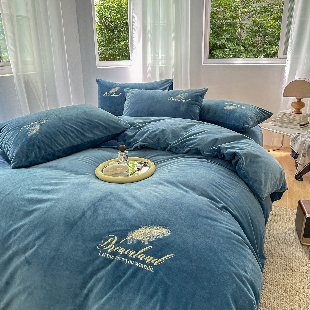 91家纺网 家纺一手货源 找家纺 爱彼家纺 2026新款羽毛水晶绒四件套-系列四 羽毛-宝蓝