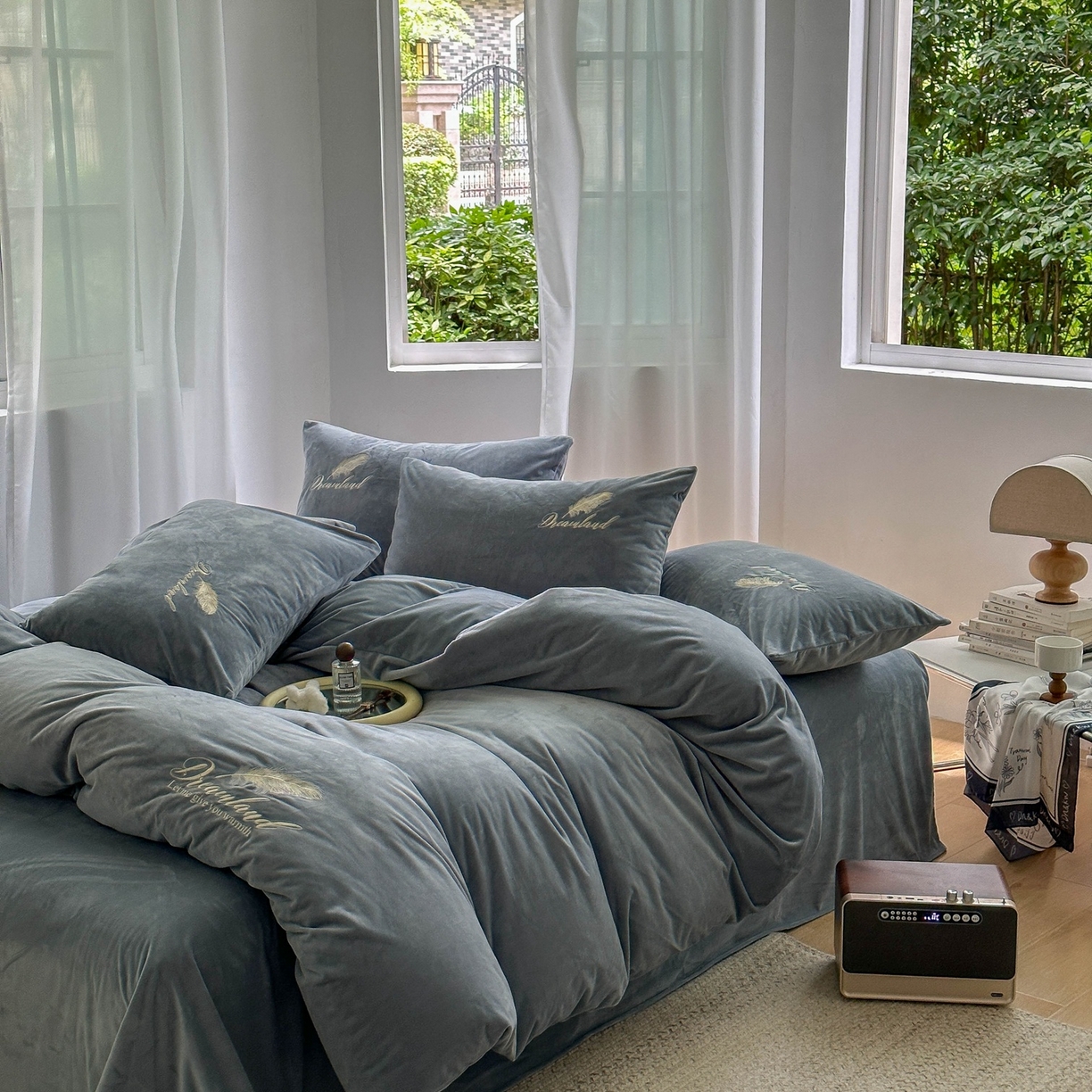 91家纺网 家纺一手货源 找家纺 爱彼家纺 2026新款羽毛水晶绒四件套-系列四 羽毛-浅灰