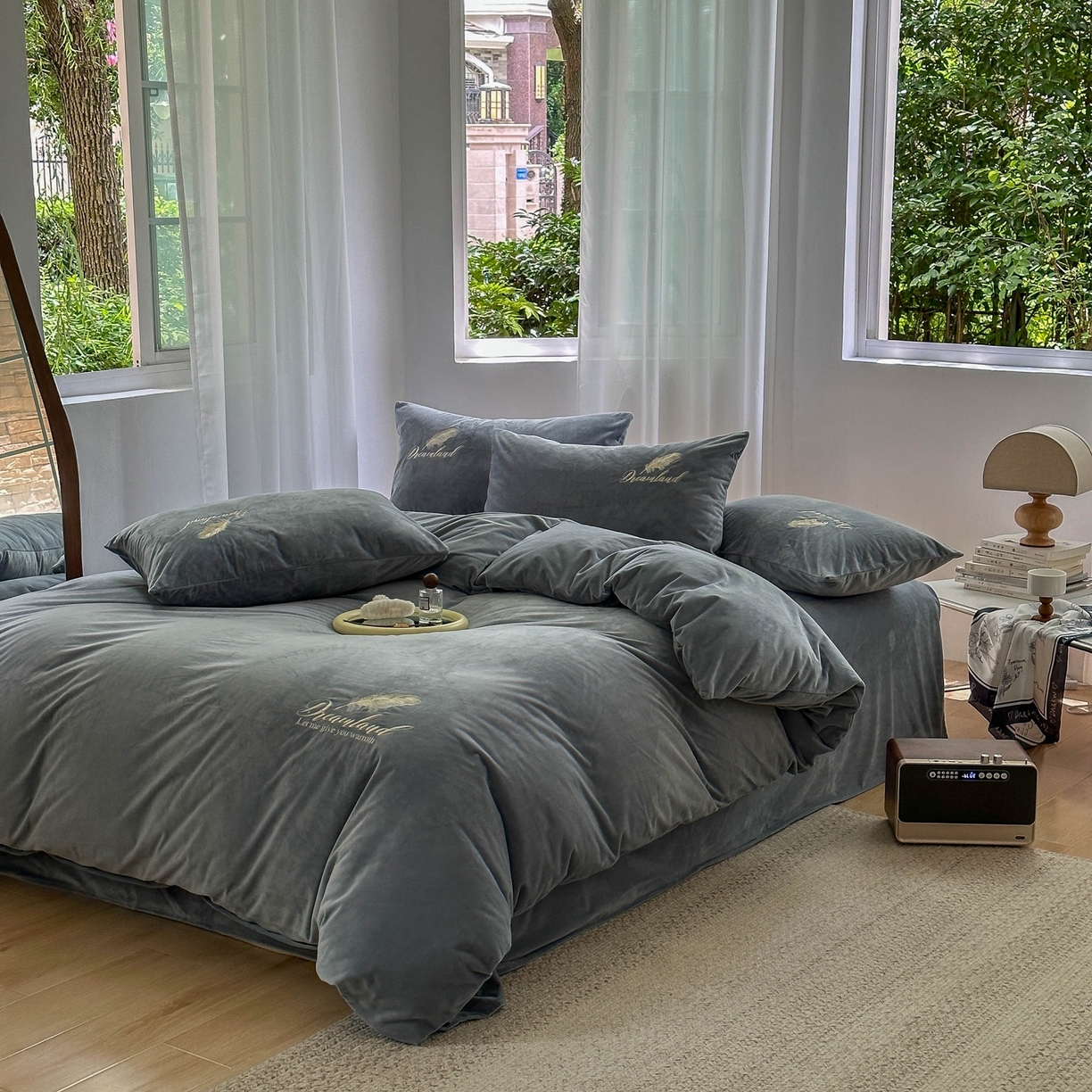 91家纺网 家纺一手货源 找家纺 爱彼家纺 2026新款羽毛水晶绒四件套-系列四 羽毛-浅灰