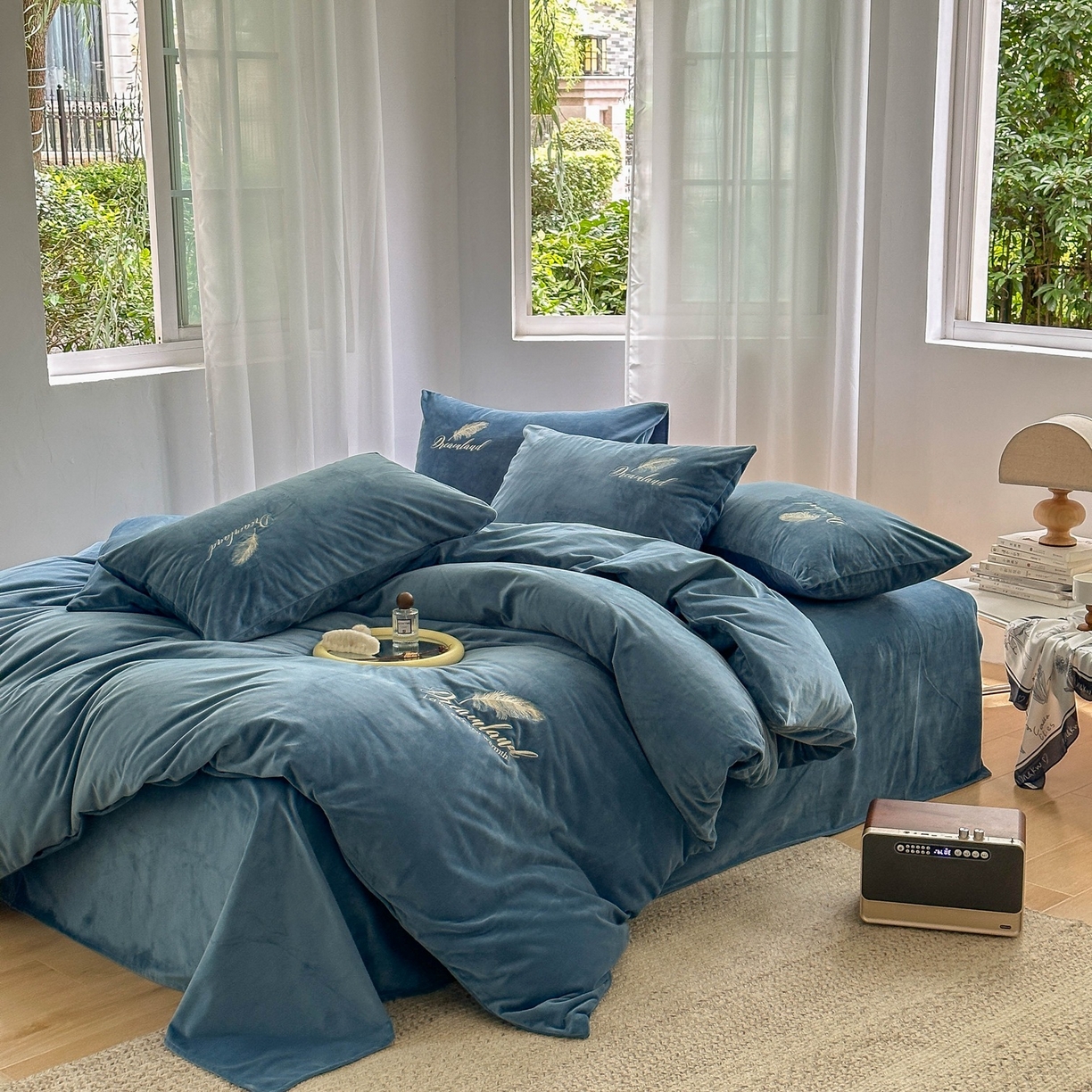 91家纺网 家纺一手货源 找家纺 爱彼家纺 2026新款羽毛水晶绒四件套-系列四 羽毛-宝蓝