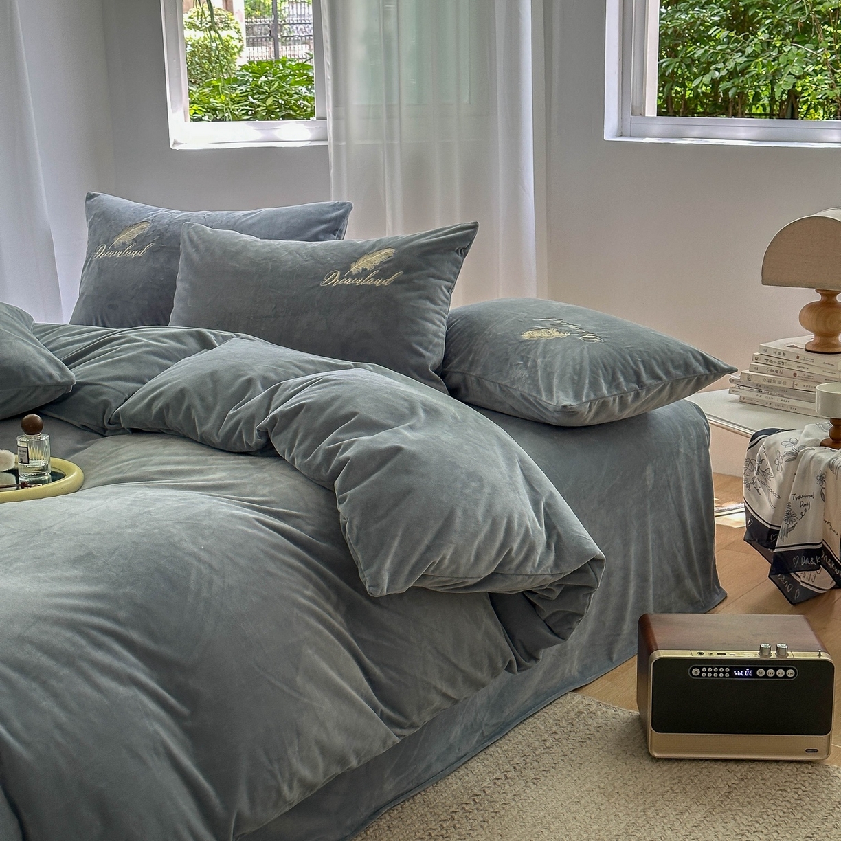 91家纺网 家纺一手货源 找家纺 爱彼家纺 2026新款羽毛水晶绒四件套-系列四 羽毛-浅灰