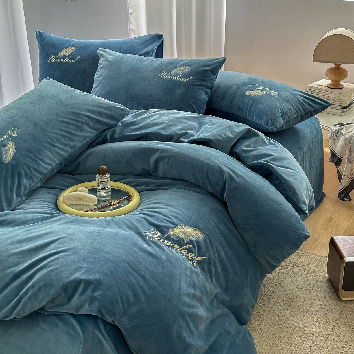 91家纺网 家纺一手货源 找家纺 爱彼家纺 2026新款羽毛水晶绒四件套-系列四 羽毛-宝蓝