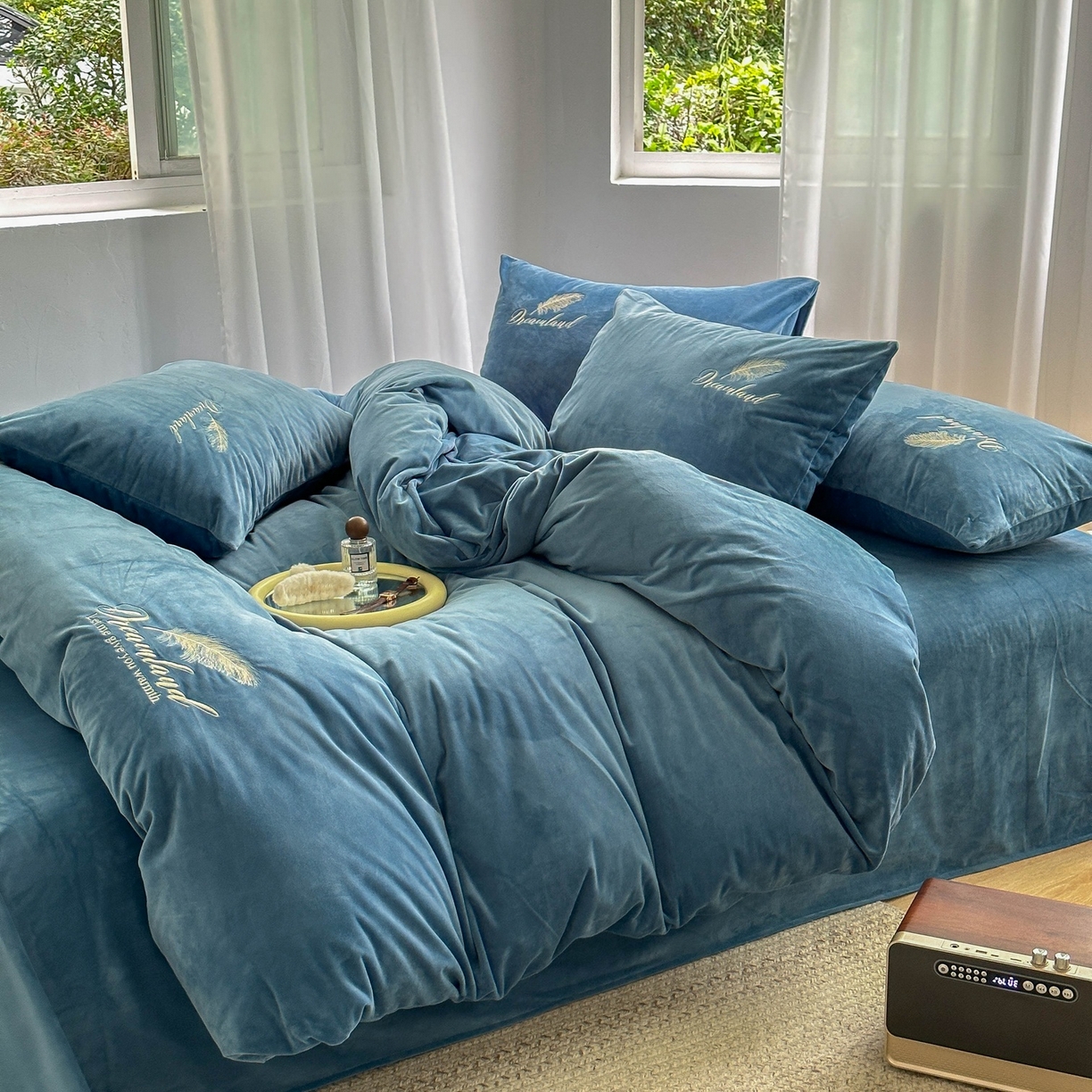 91家纺网 家纺一手货源 找家纺 爱彼家纺 2026新款羽毛水晶绒四件套-系列四 羽毛-宝蓝