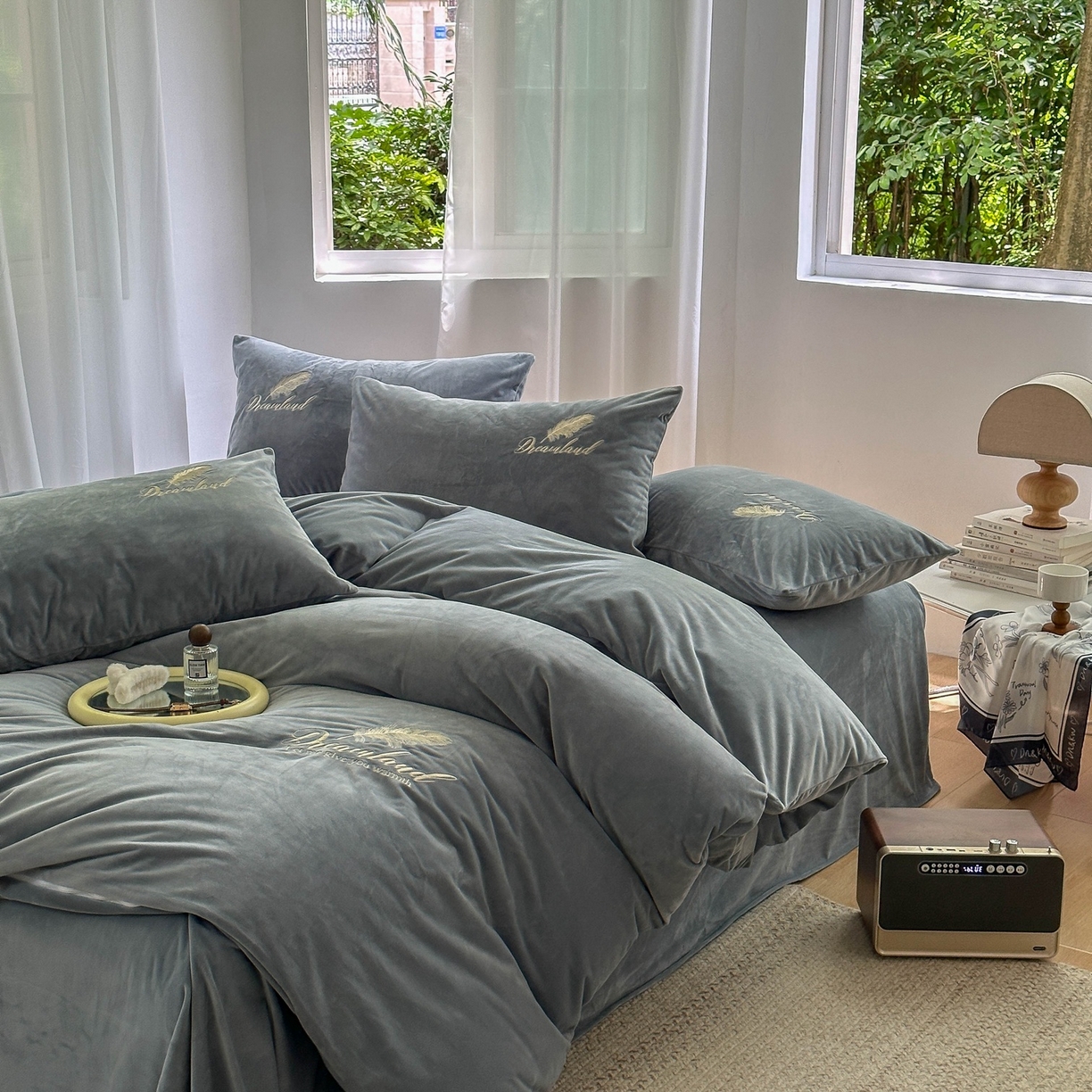 91家纺网 家纺一手货源 找家纺 爱彼家纺 2026新款羽毛水晶绒四件套-系列四 羽毛-浅灰