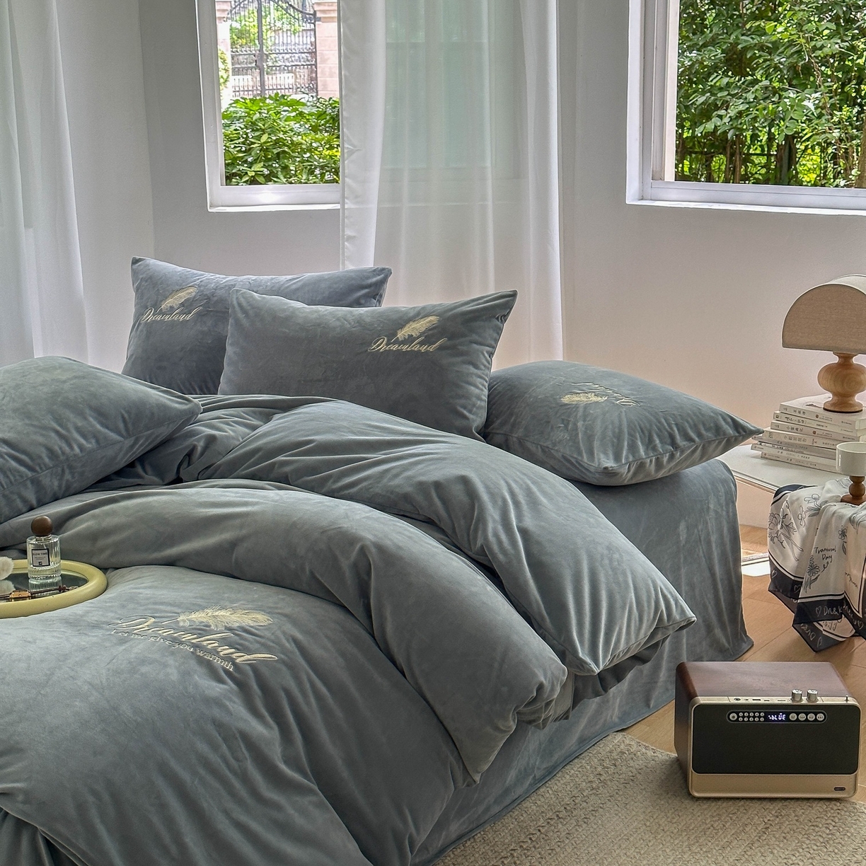 91家纺网 家纺一手货源 找家纺 爱彼家纺 2026新款羽毛水晶绒四件套-系列四 羽毛-浅灰