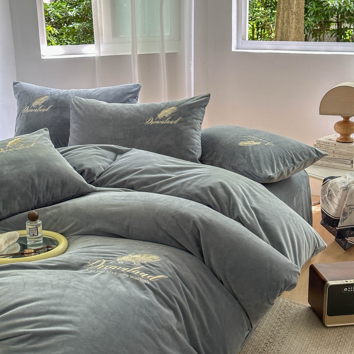 91家纺网 家纺一手货源 找家纺 爱彼家纺 2026新款羽毛水晶绒四件套-系列四 羽毛-浅灰