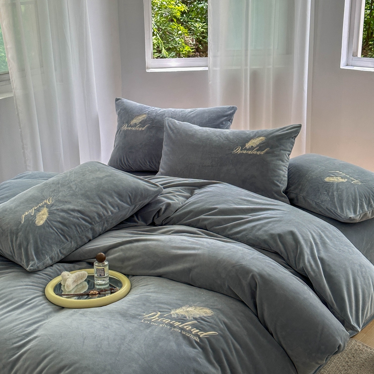 91家纺网 家纺一手货源 找家纺 爱彼家纺 2026新款羽毛水晶绒四件套-系列四 羽毛-浅灰