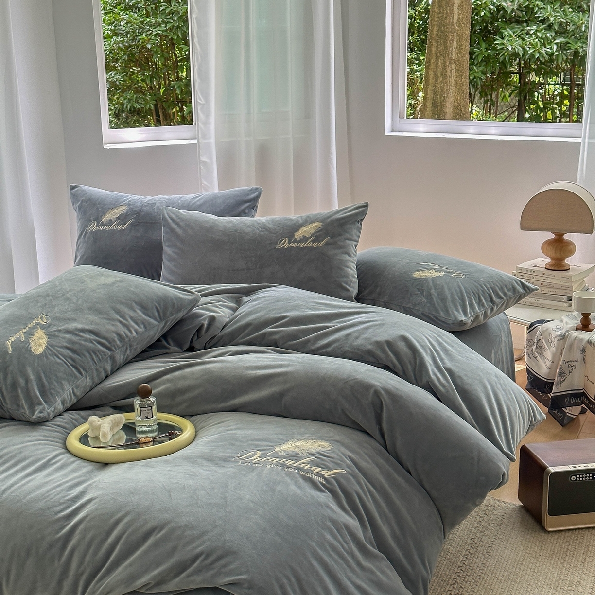 91家纺网 家纺一手货源 找家纺 爱彼家纺 2026新款羽毛水晶绒四件套-系列四 羽毛-浅灰