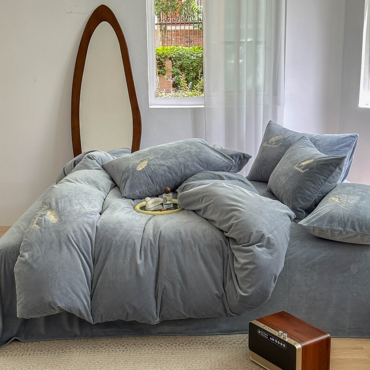 91家纺网 家纺一手货源 找家纺 爱彼家纺 2026新款羽毛水晶绒四件套-系列四 羽毛-浅灰