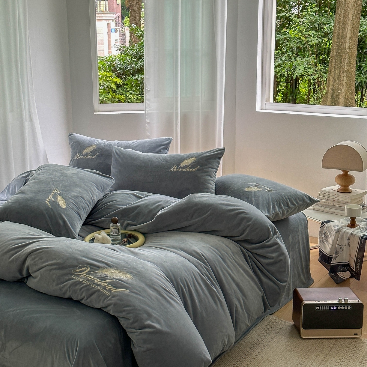 91家纺网 家纺一手货源 找家纺 爱彼家纺 2026新款羽毛水晶绒四件套-系列四 羽毛-浅灰