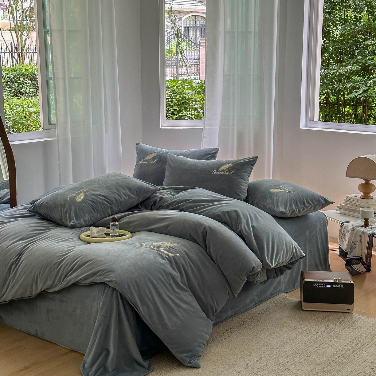 91家纺网 家纺一手货源 找家纺 爱彼家纺 2026新款羽毛水晶绒四件套-系列四 羽毛-浅灰