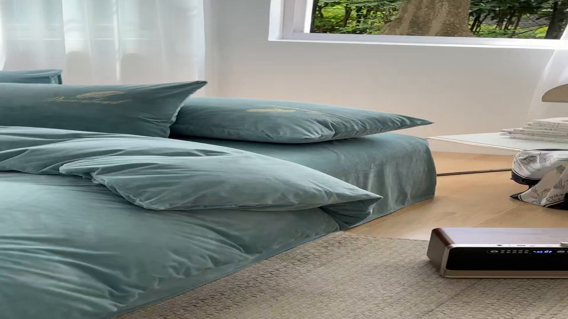 91家纺网 家纺一手货源 找家纺 爱彼家纺 2026新款羽毛水晶绒四件套-系列四 羽毛-浅蓝