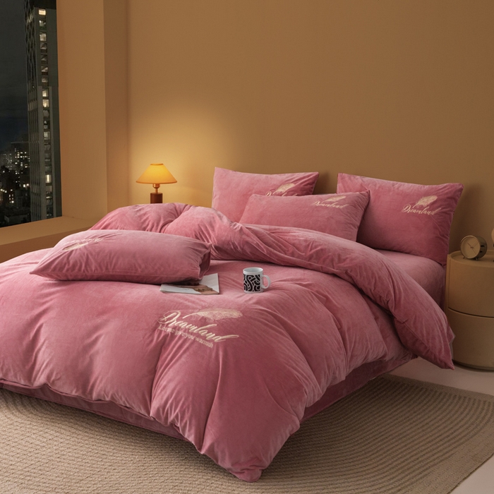 爱彼家纺 2026新款冬季酒店风水晶绒羽毛刺绣四件套-系列五 羽毛-浅豆沙