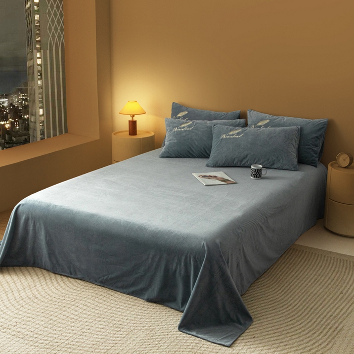 91家纺网 家纺一手货源 找家纺 爱彼家纺 2026新款冬季酒店风水晶绒羽毛刺绣四件套-系列五 羽毛-浅灰