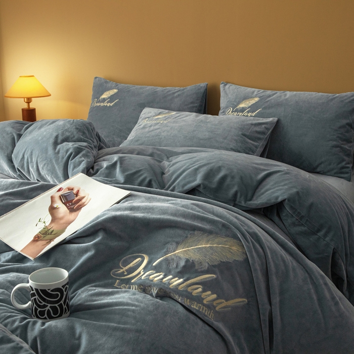 91家纺网 家纺一手货源 找家纺 爱彼家纺 2026新款冬季酒店风水晶绒羽毛刺绣四件套-系列五 羽毛-浅灰