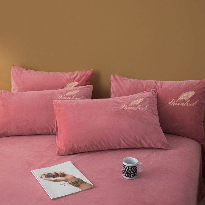 91家纺网 家纺一手货源 找家纺 爱彼家纺 2026新款冬季酒店风水晶绒羽毛刺绣四件套-系列五 羽毛-浅豆沙